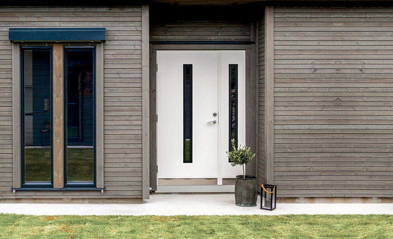 Med Langeby fra Harmonie får du en ytterdør som kombinerer rene linjer med moderne eleganse. Den slipper lyset inn, løfter fasaden og skaper et varmt førsteinntrykk. En dør som ikke bare ønsker velkommen – men som definerer
hjemmet ditt.